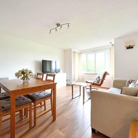 London Comfort: 2-Bedroom Flat with Parking and Transport Links Exterior photo