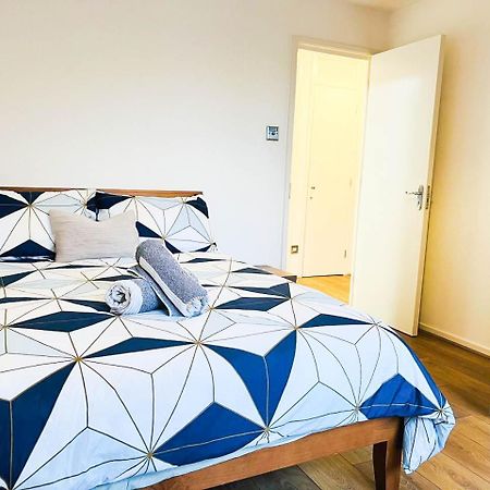 London Comfort: 2-Bedroom Flat with Parking and Transport Links Exterior photo
