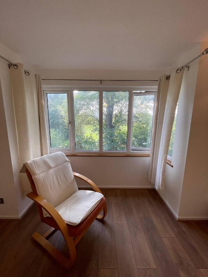 London Comfort: 2-Bedroom Flat with Parking and Transport Links Exterior photo