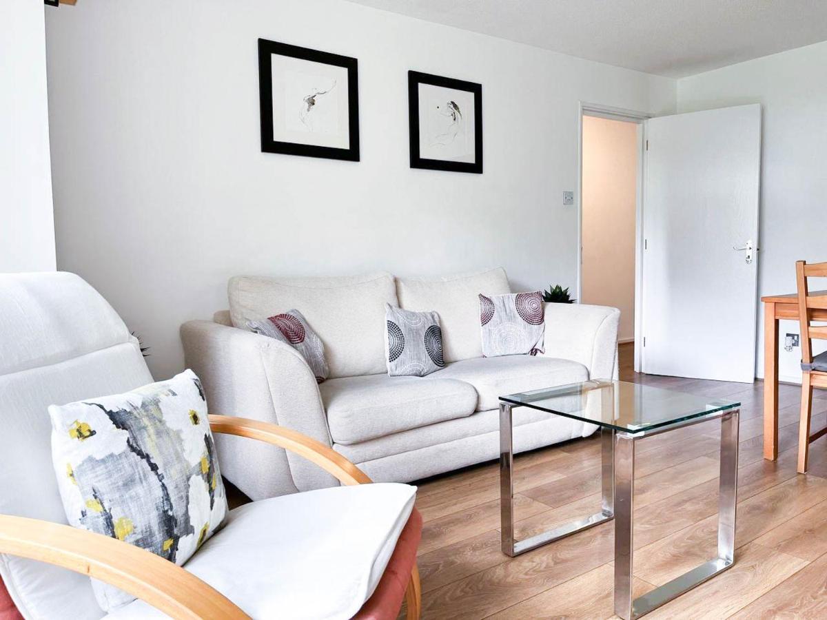 London Comfort: 2-Bedroom Flat with Parking and Transport Links Exterior photo
