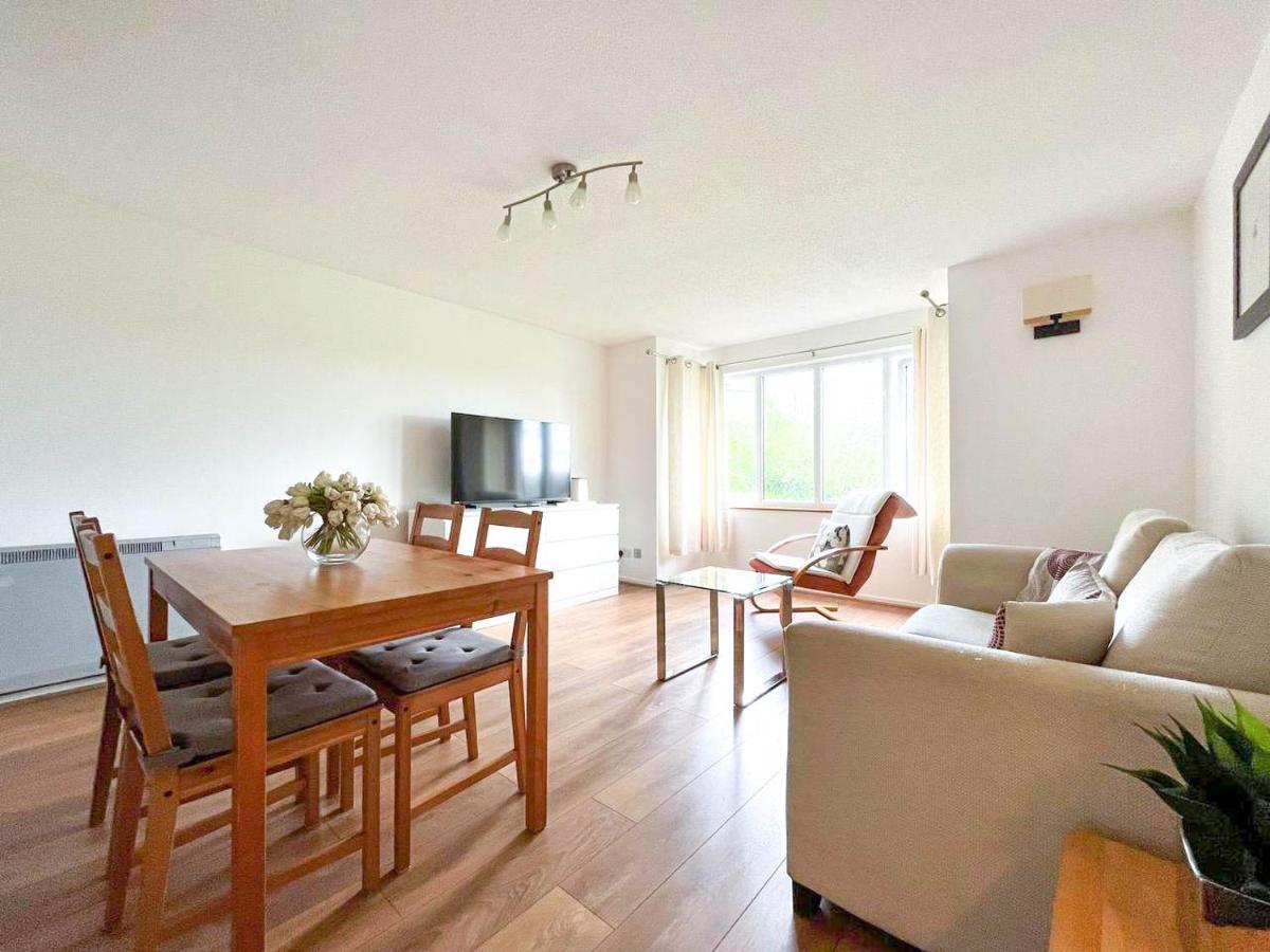 London Comfort: 2-Bedroom Flat with Parking and Transport Links Exterior photo