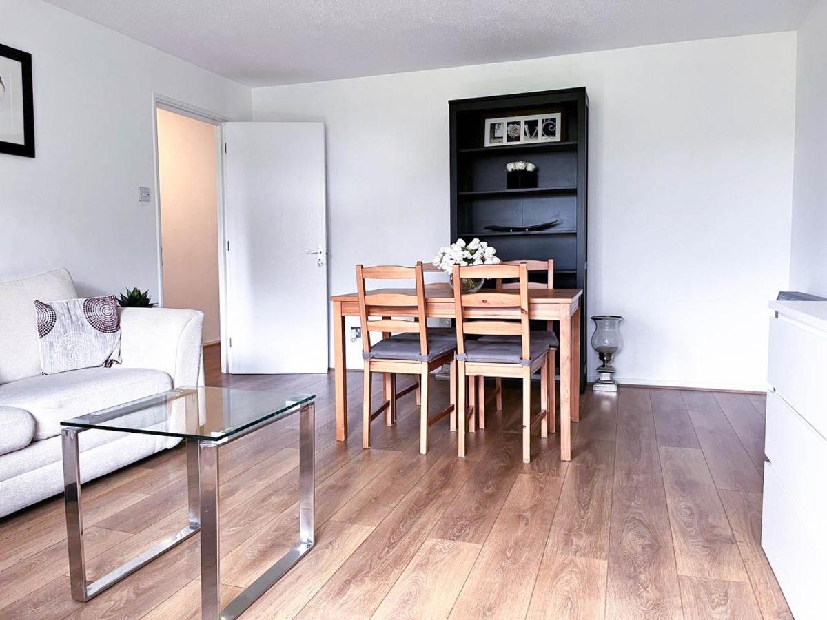 London Comfort: 2-Bedroom Flat with Parking and Transport Links Exterior photo