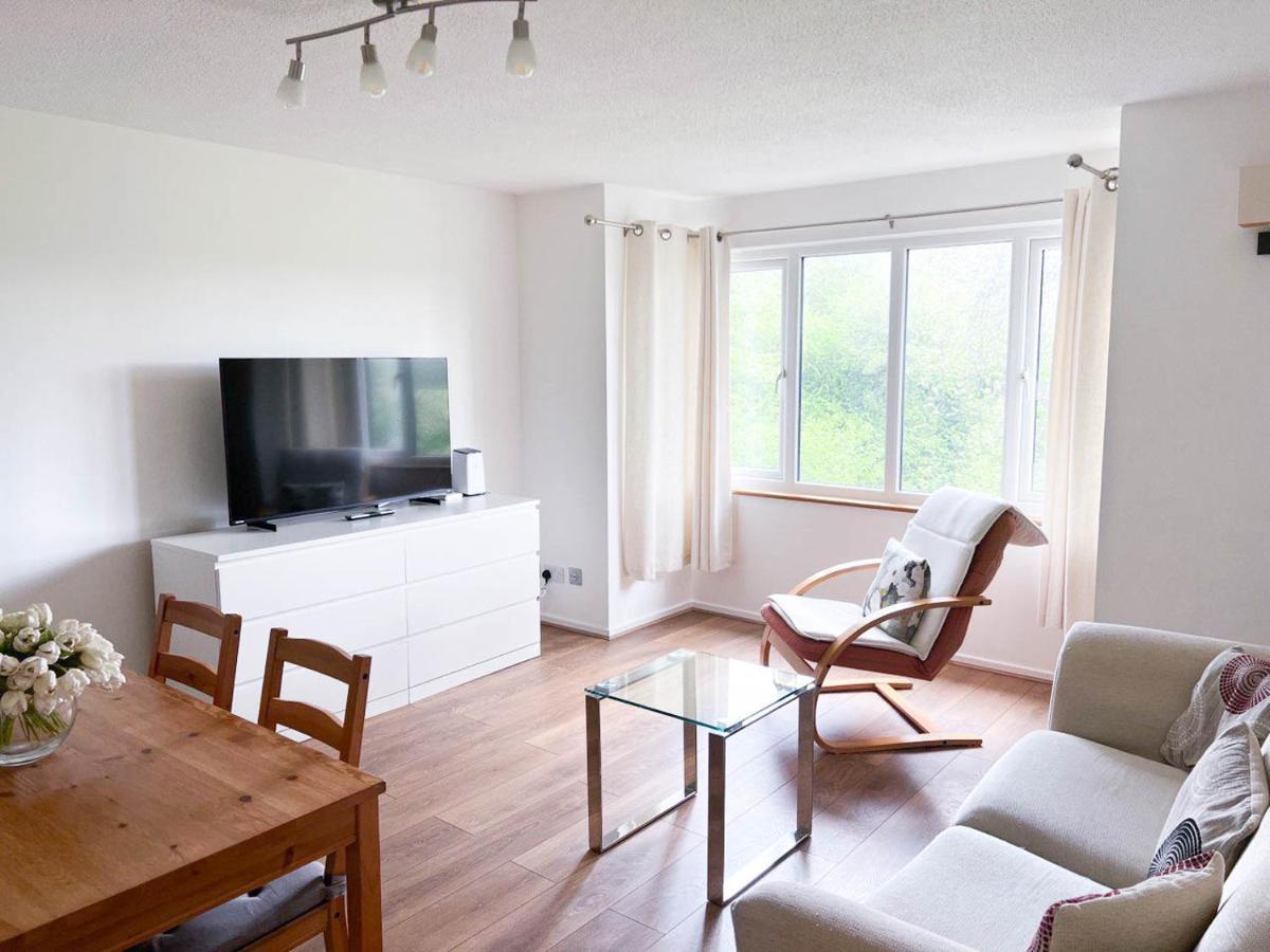 London Comfort: 2-Bedroom Flat with Parking and Transport Links Exterior photo