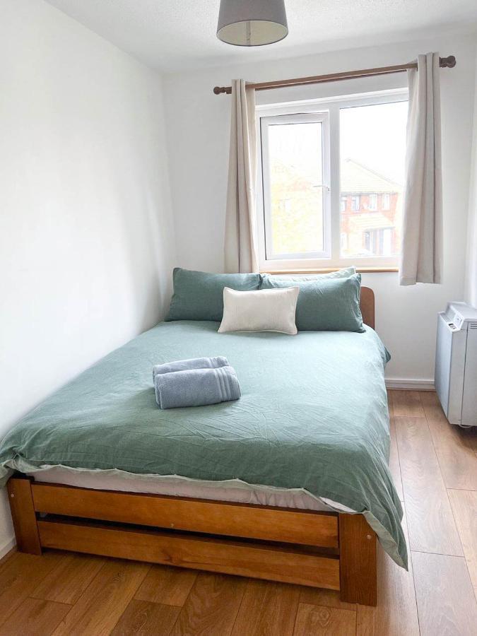 London Comfort: 2-Bedroom Flat with Parking and Transport Links Exterior photo