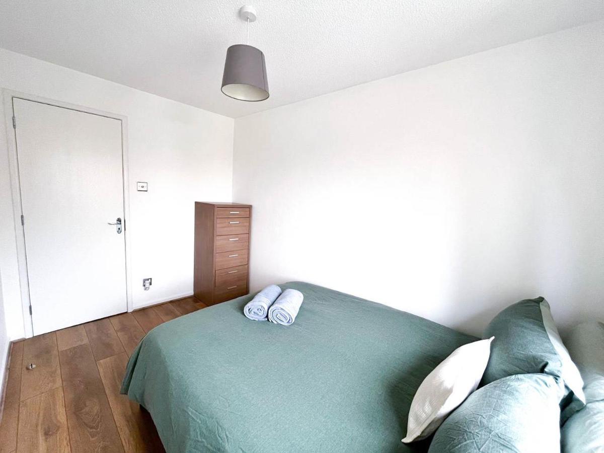 London Comfort: 2-Bedroom Flat with Parking and Transport Links Exterior photo