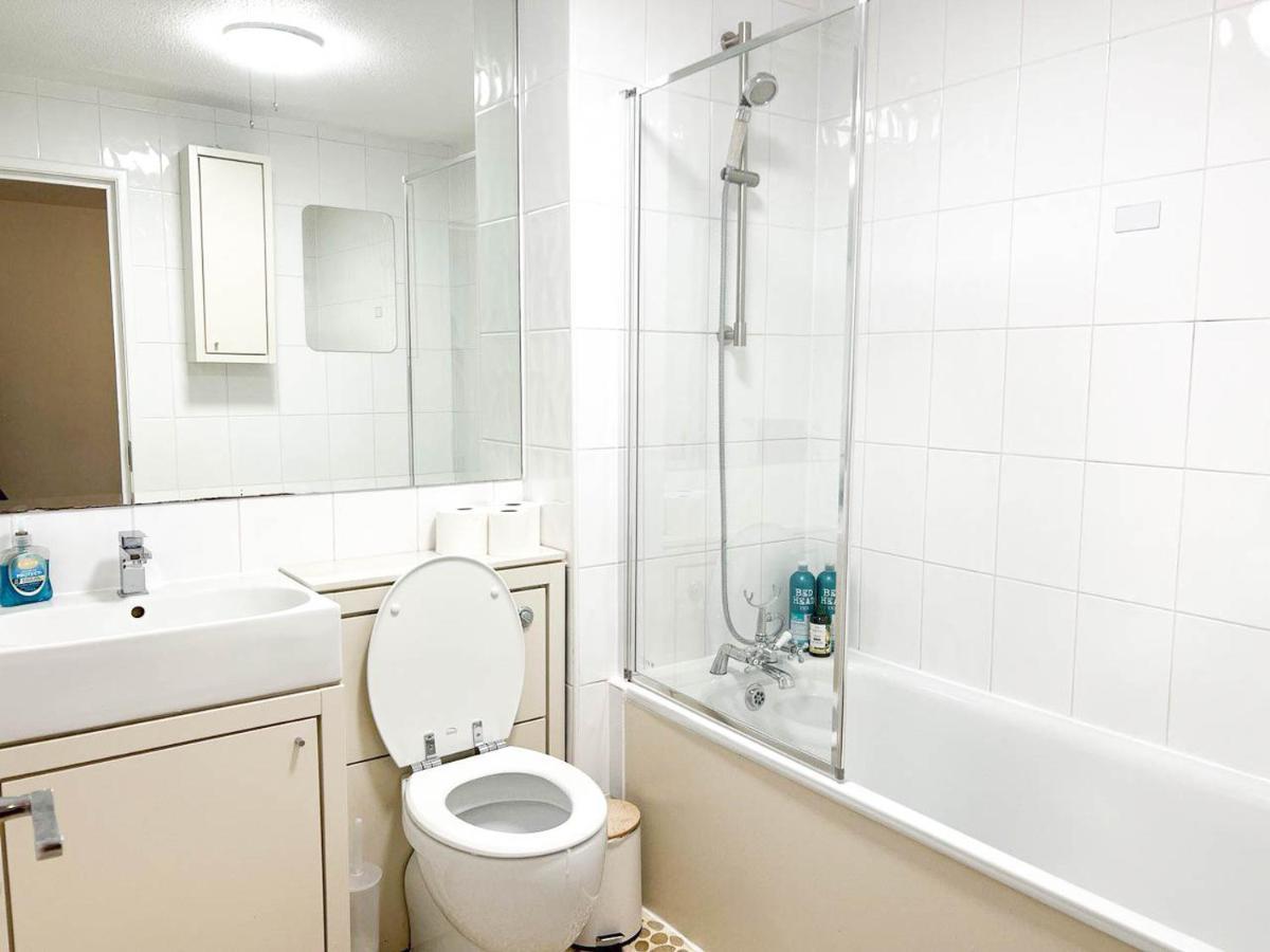 London Comfort: 2-Bedroom Flat with Parking and Transport Links Exterior photo