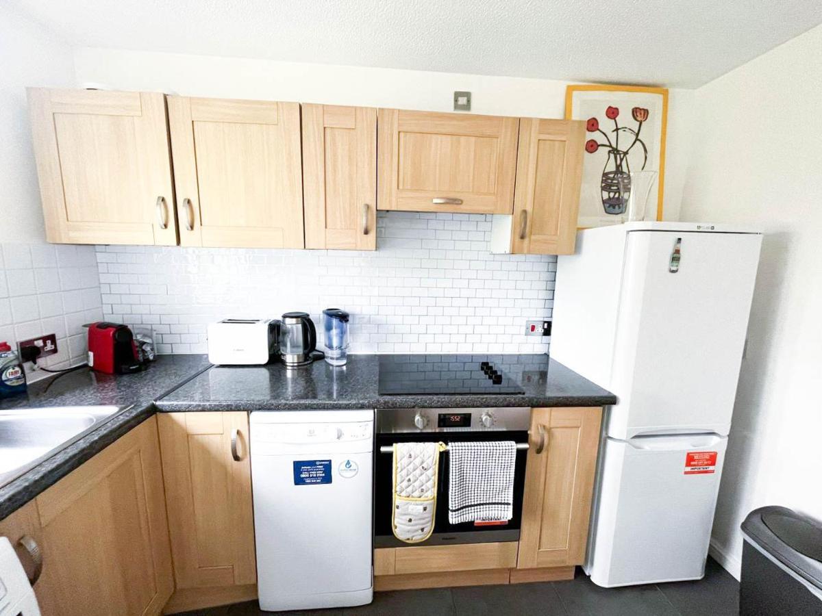 London Comfort: 2-Bedroom Flat with Parking and Transport Links Exterior photo
