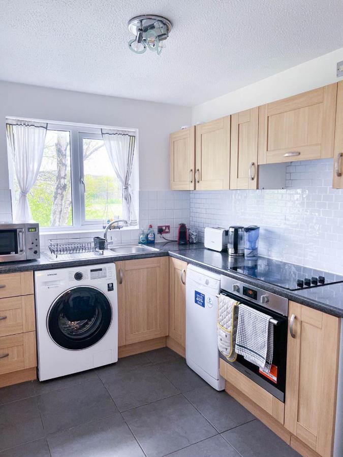 London Comfort: 2-Bedroom Flat with Parking and Transport Links Exterior photo
