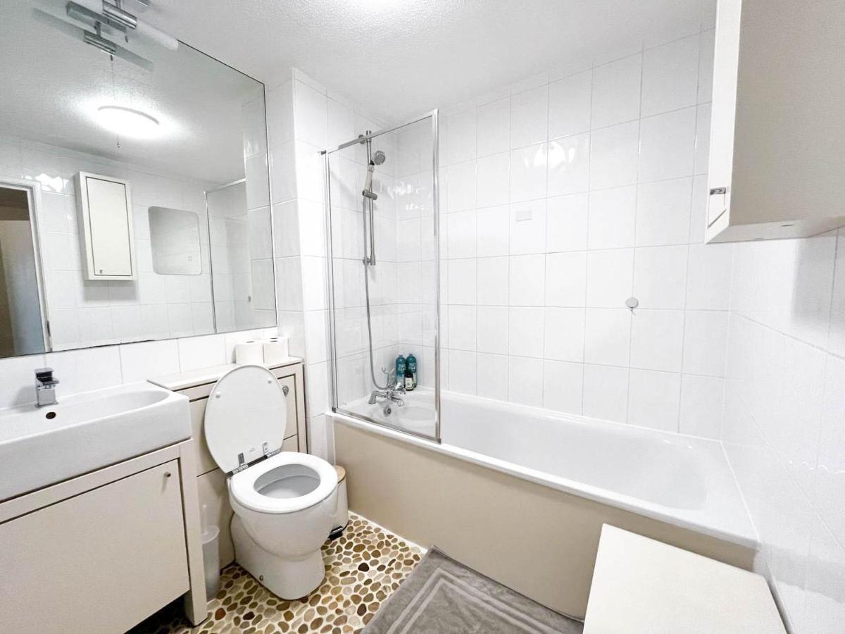 London Comfort: 2-Bedroom Flat with Parking and Transport Links Exterior photo