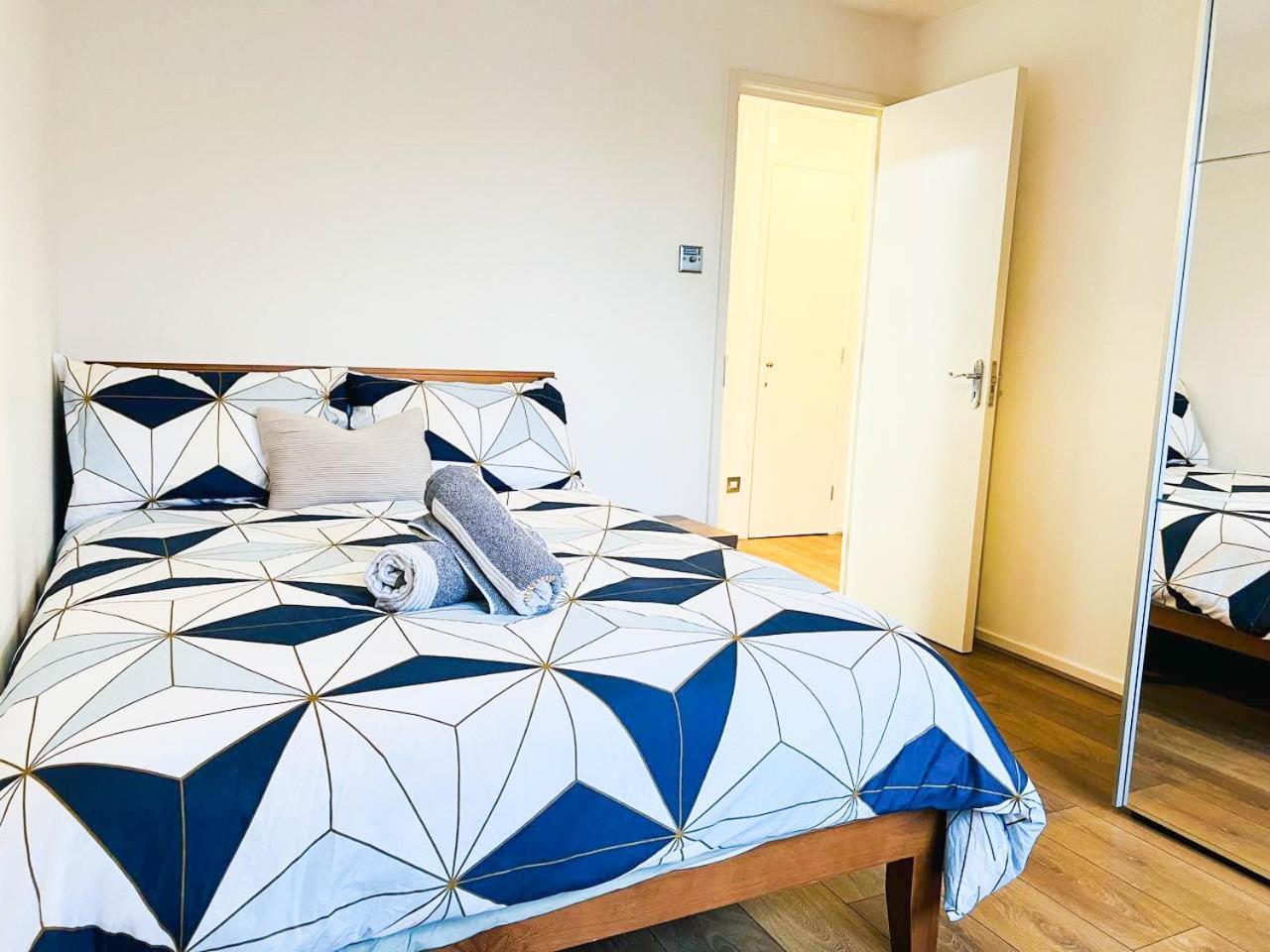 London Comfort: 2-Bedroom Flat with Parking and Transport Links Exterior photo
