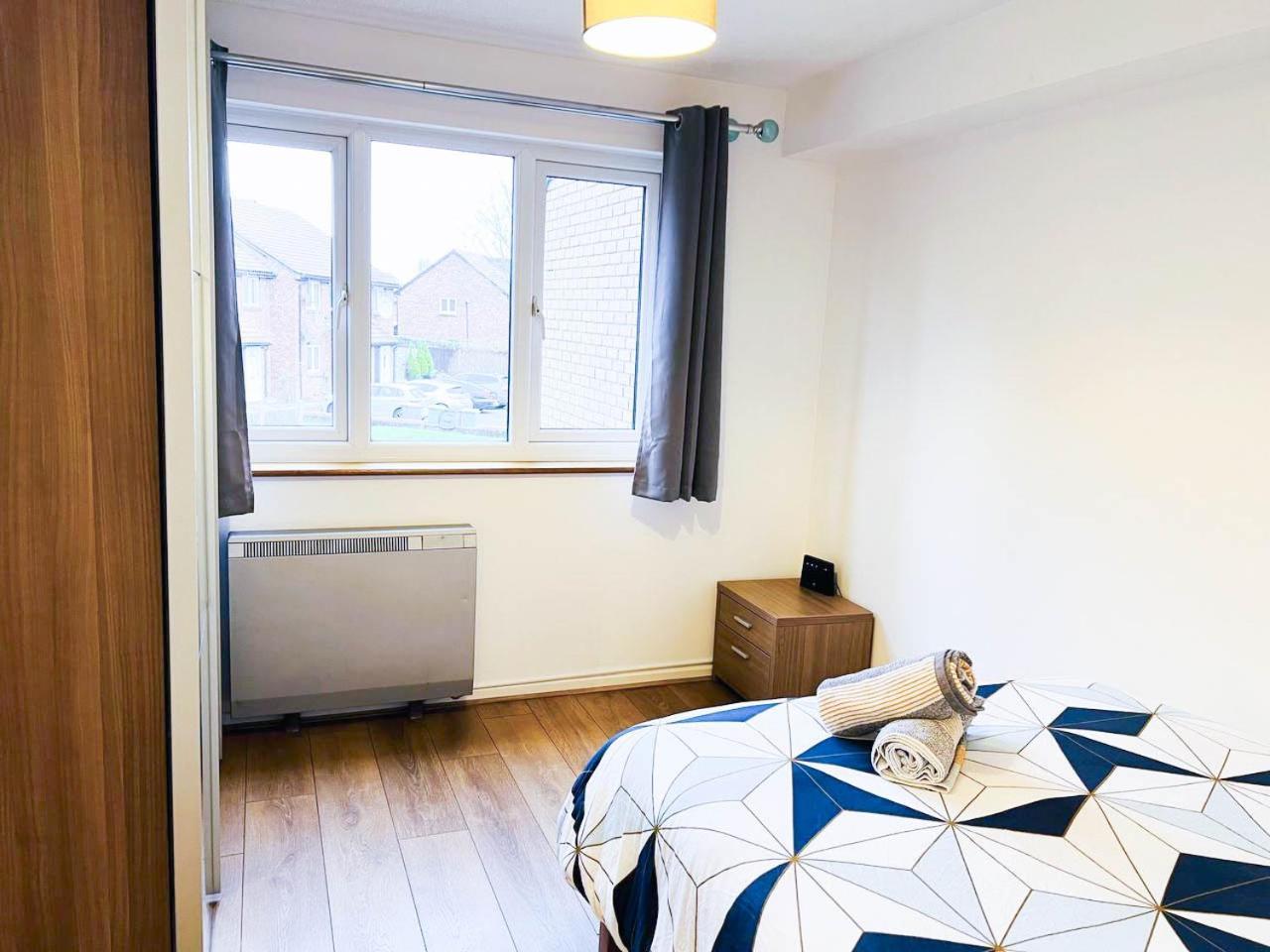 London Comfort: 2-Bedroom Flat with Parking and Transport Links Exterior photo